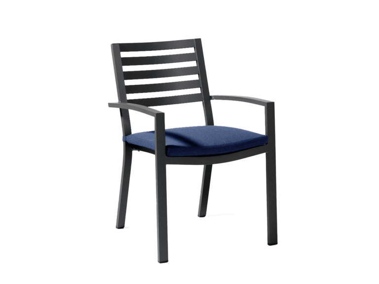 fauteuil en aluminium bleu très foncé sur fond blanc, photo produit