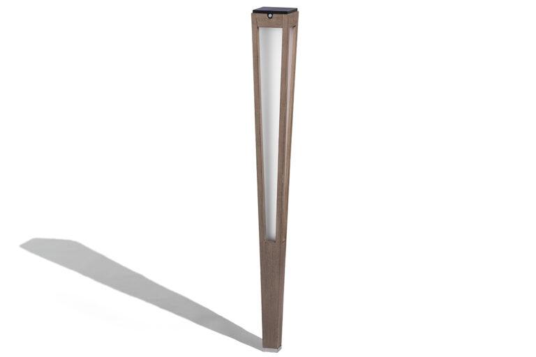 Torche solaire TECKA de 120 cm en bois marron foncé sur fond blanc, présentation de produit